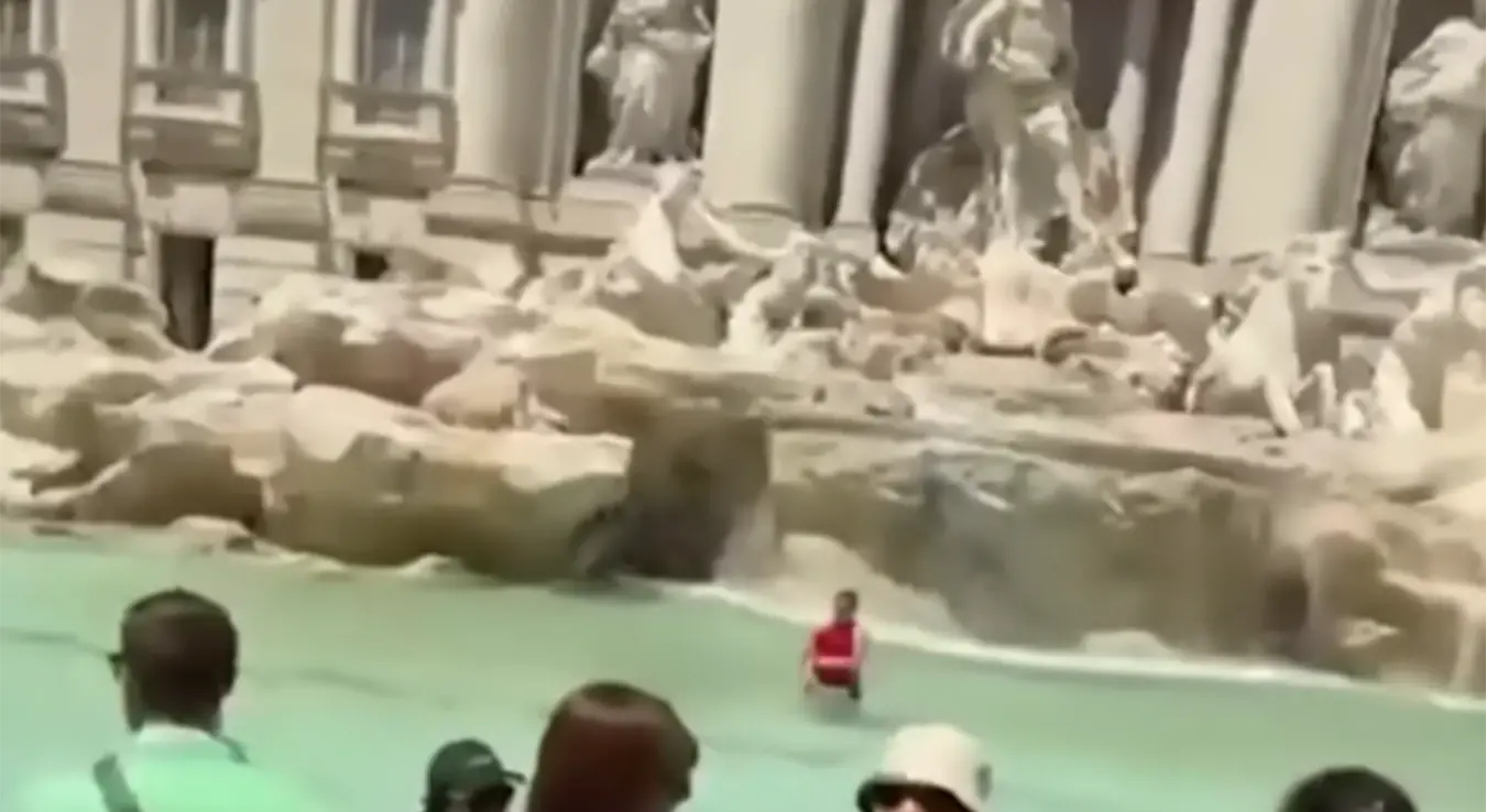 Fontana Di Trevi Italija skandal kupala se u fontani