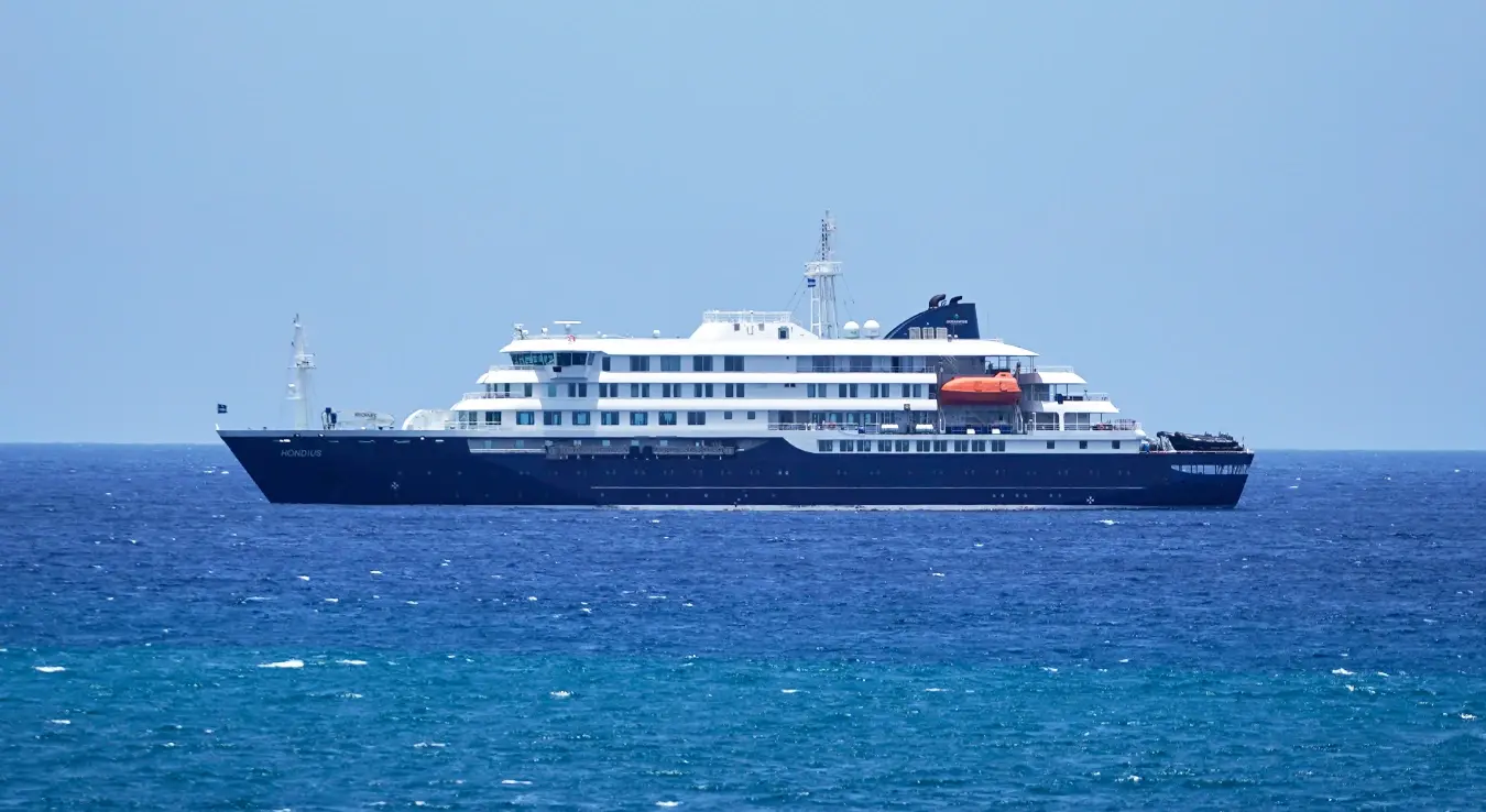 Крузер MV Hondius је усидрен у луци у Праји, Зеленортска Острва, понедељак, 4. маја 2026.