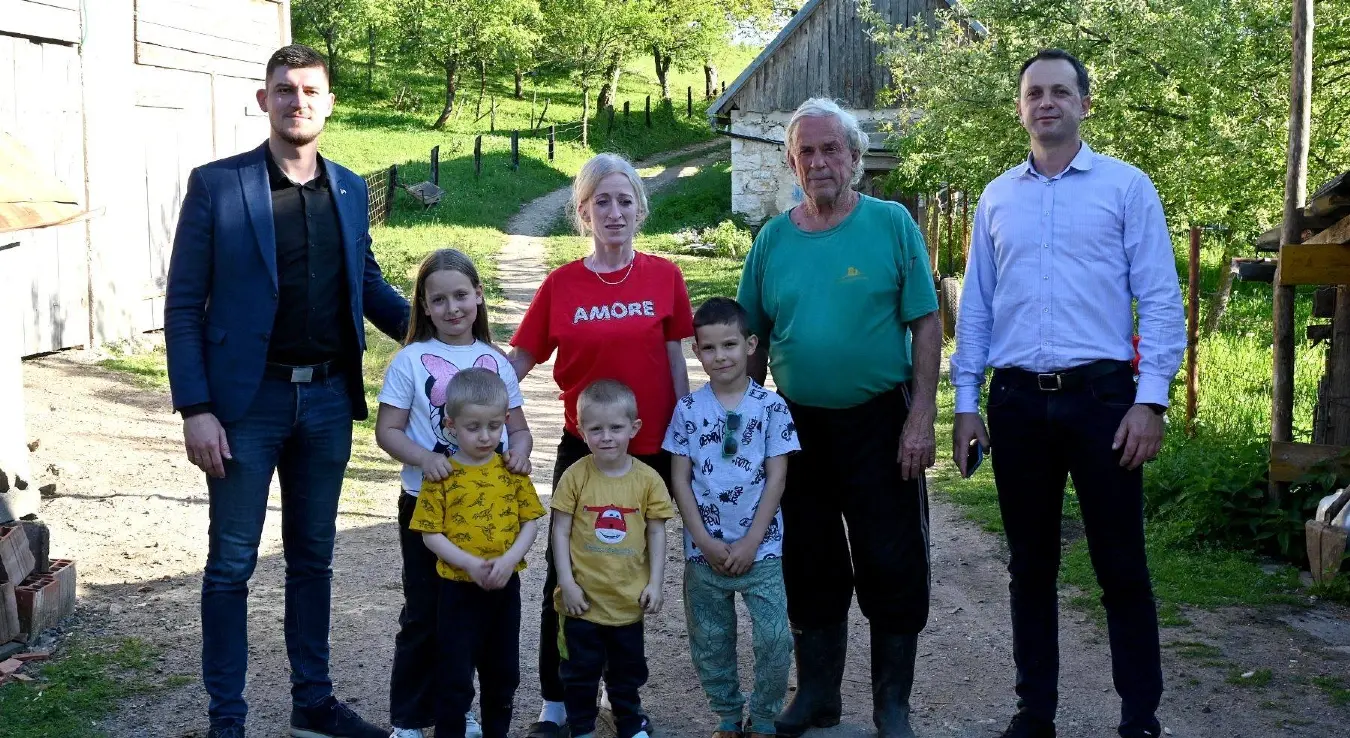 Подршка Владе Српске: Породица са четворо дјеце из Рибника добила музну краву