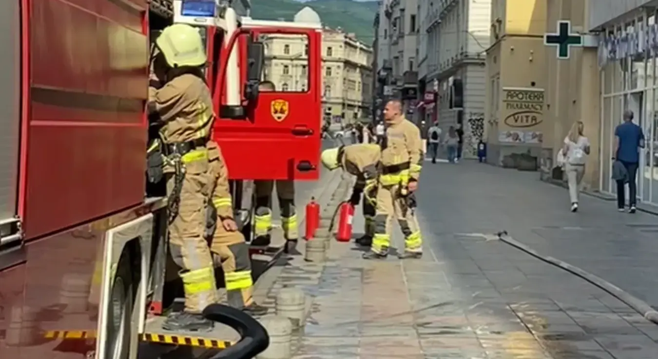 Ватрогасци у Сарајеву гасе пожар у стану у Титовој улици.