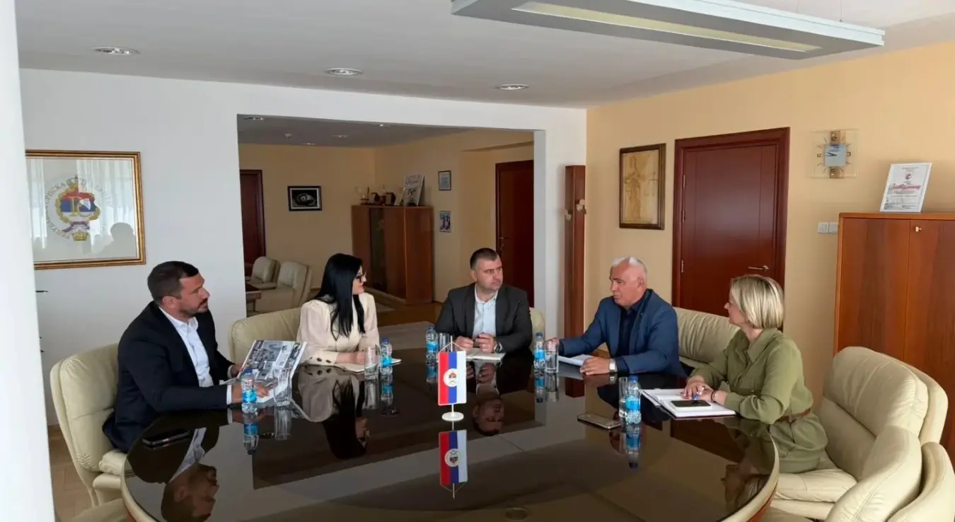 Министар породице, омладине и спорта, Ирена Игњатовић, разговарала је са предсједником Одбора за помоћ Косову и Метохији, Милорадом Арловом