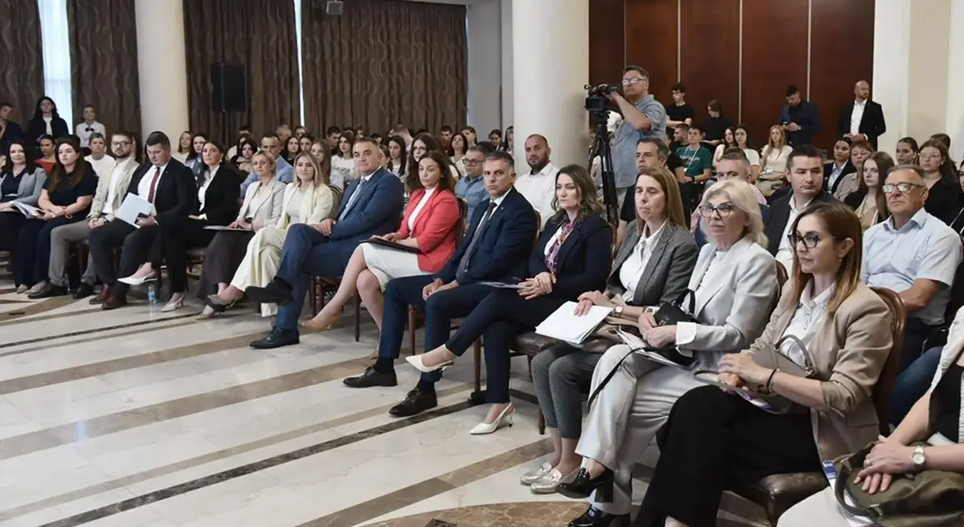 Предсједник Владе Републике Српске Саво Минић присуствовао је конференцији младих под називом "Идеје младих за будућност Српске", на којој је истакао да је то прилика да се чује шта их занима и шта сматрају важним, те да ће Влада њихове приједлоге подржати и преточити у конкретне мјере.