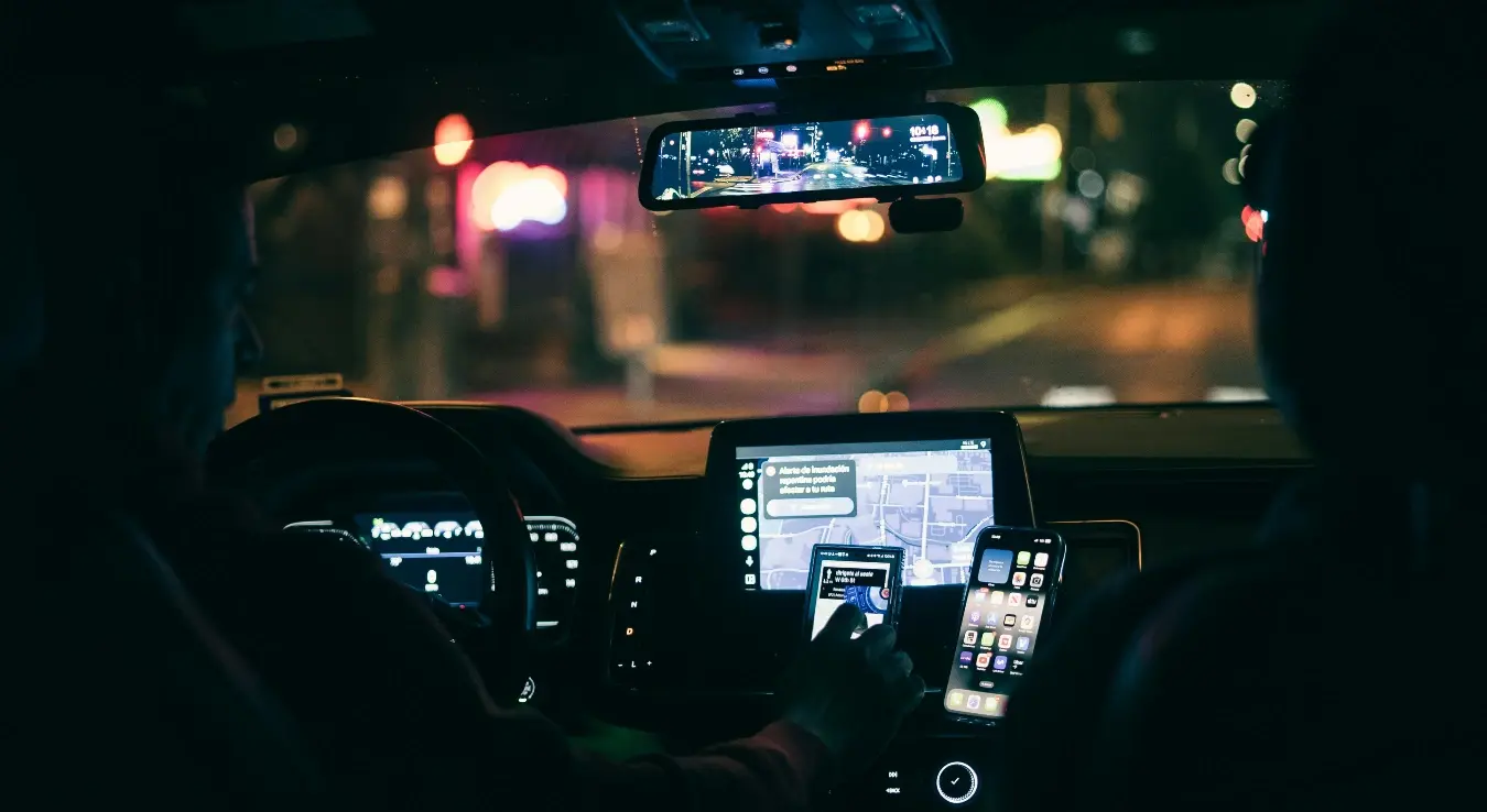auto telefon punjenje telefona u autu bežično punjenje