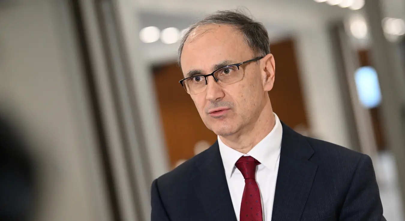 Београд, 6. маја 2026.-У Београду је данас отворен 18. Европски конгрес контрацепције и репродуктивног здравља, који је окупио више од 500 учесника и трајаће до суботе, а премијер Србије Ђуро Мацут изјавио је да је овај конгрес прилика да се унапреди знање лекара из више области и укаже на важност очувања репродуктивног здравља жене и млађе популације.Мацут је рекао да је ово један од највећих догађаја у области здравства у области репродуктивне медицине у нашој земљи.