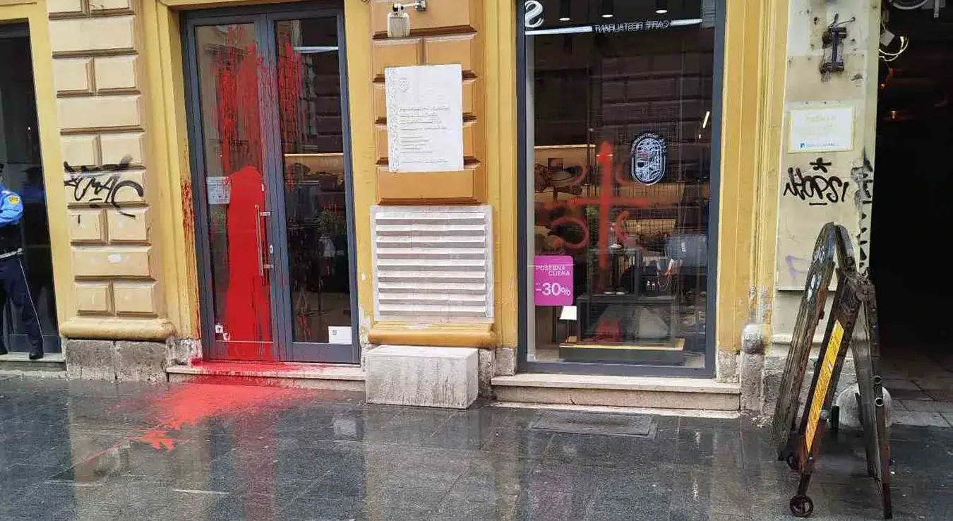 Исписивање графита на просторијама компанија из Србије у центру Сарајева