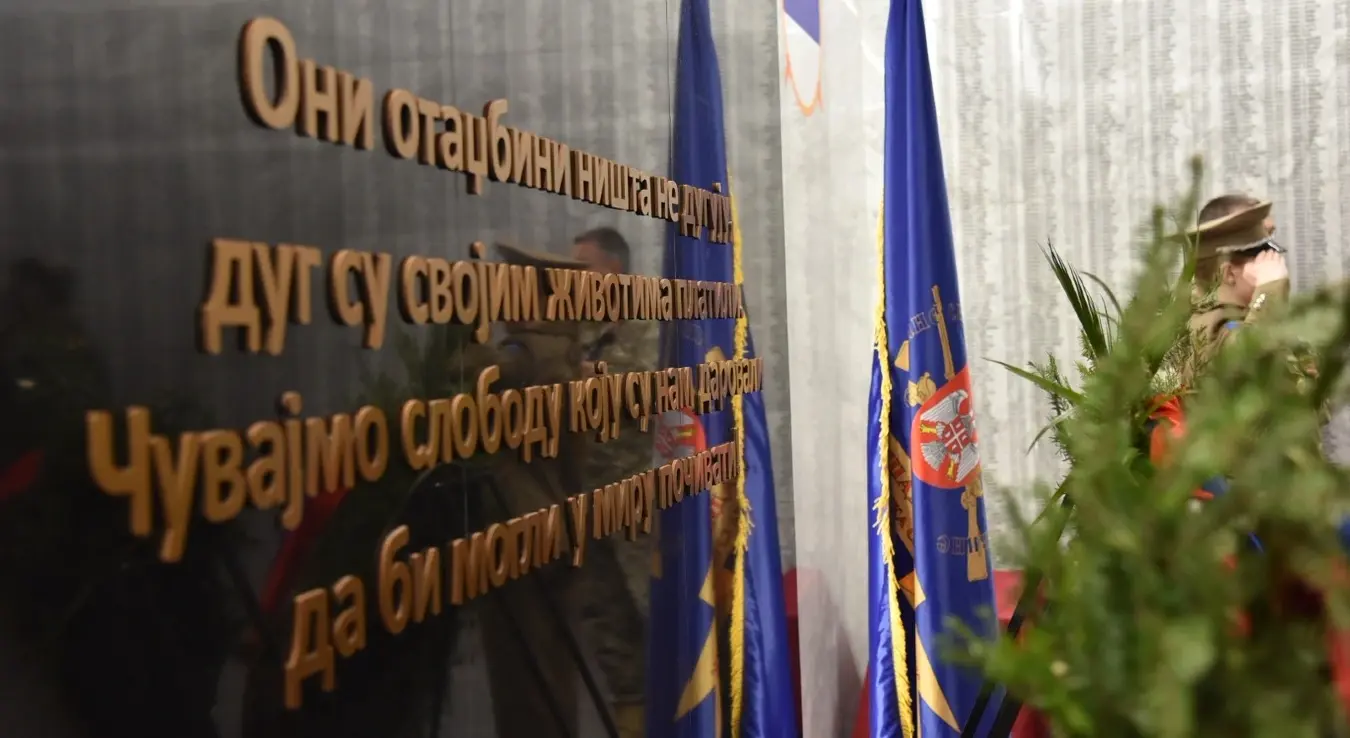 Положени вијенци и цвијеће у Спомен-соби ВРС