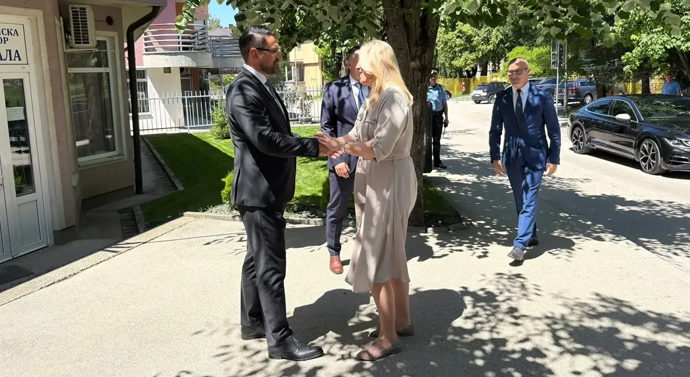 Српски члан Предсједништва Жељка Цвијановић у посјети је Прњавору гдје се састала са руководством овог града.