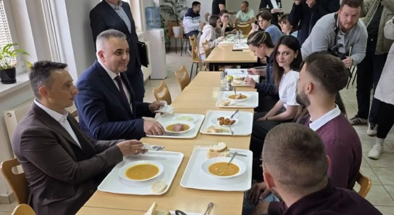 Минић посјетио Студентски дом "Бориша Старовић" у Фочи и ручао са студентима