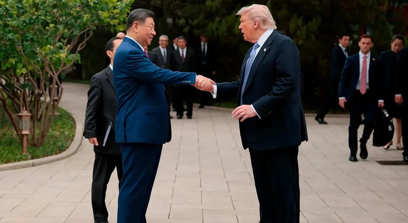 Амерички предсjедник Доналд Трамп, десно, рукује се са кинеским председником Си Ђинпингом док одлази након посете башти Џонгнанхај у Пекингу, у петак, 15. маја 2026. године.