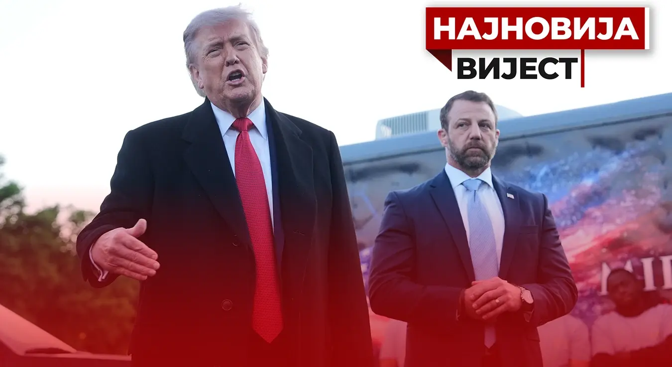 Предсједник Доналд Трамп говори док посјећује рефлектујући базен Линколновог меморијала како би видео наношење новог плавог заштитног премаза као део пројекта реновирања, у четвртак, 7. маја 2026. године, у Вашингтону, док министар унутрашње безбједности Марквејн Малин слуша.