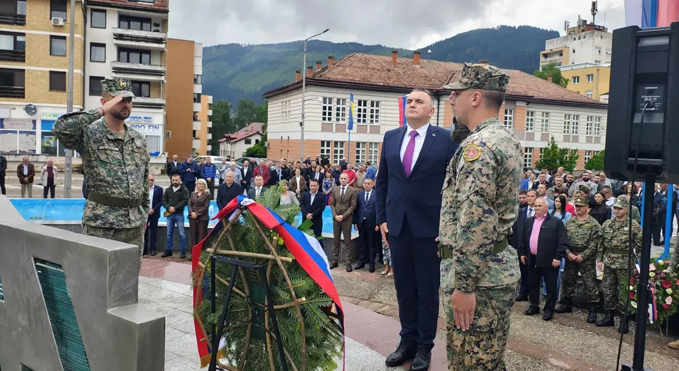 Предсједник Владе Републике Српске Саво Минић данас је у Фочи положио вијенац на Централно спомен-обиљежје палим борцима и цивилима Одбрамбено-отаџбинског рата, мјесто сјећања на 646 страдалих становника ове општине.