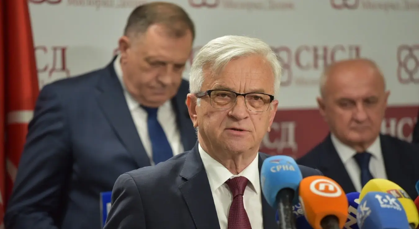 Лидер ДЕМОС-а Недељко Чубриловић на конференцији за медије у Бањалуци