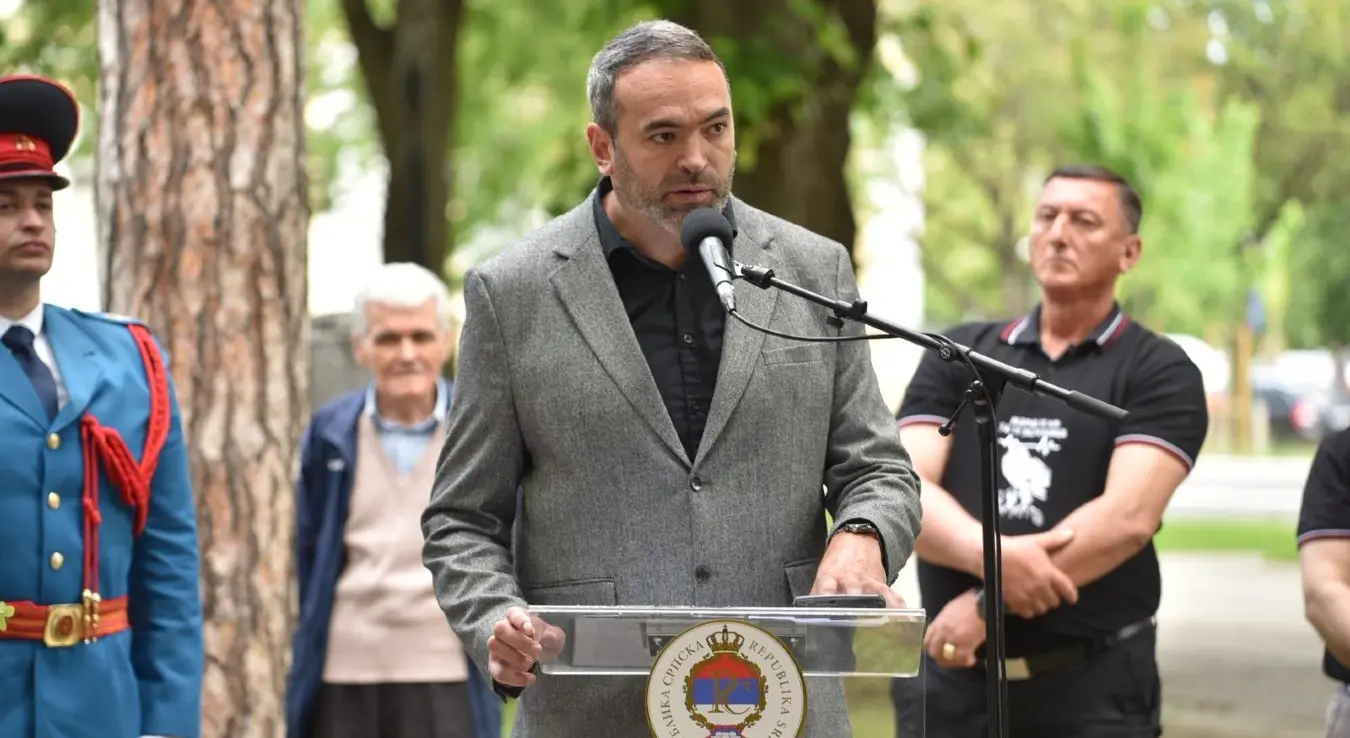 Директор Меморијалног центра Републике Српске Денис Бојић најавио је да ће данас у бањалучком парку "Младен Стојановић" бити засађено дрвеће и формирана "Алеја 12 беба", као још један подсјетник на страшан злочин почињен прије 34 године.