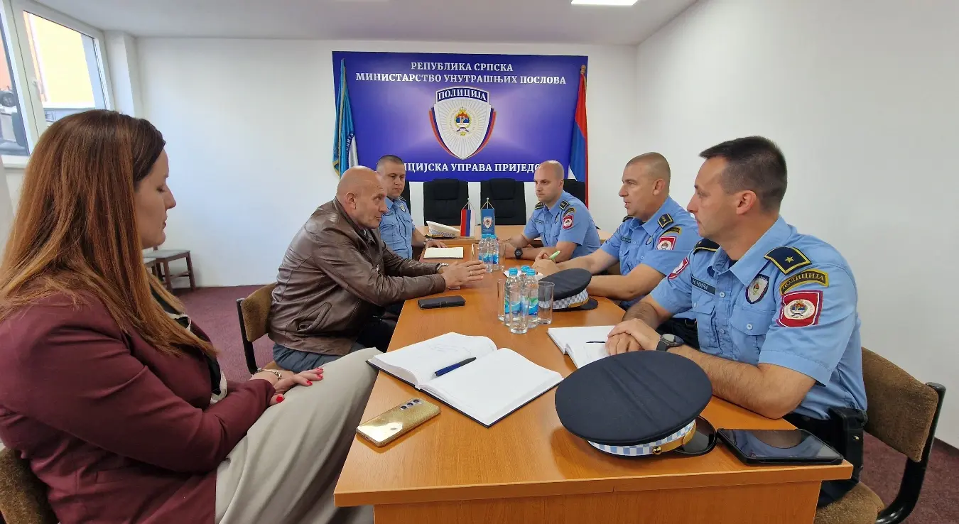 Састанак  Полицијске управе Приједор одржан је састанак са представницима актива директора основних и средњих школа .