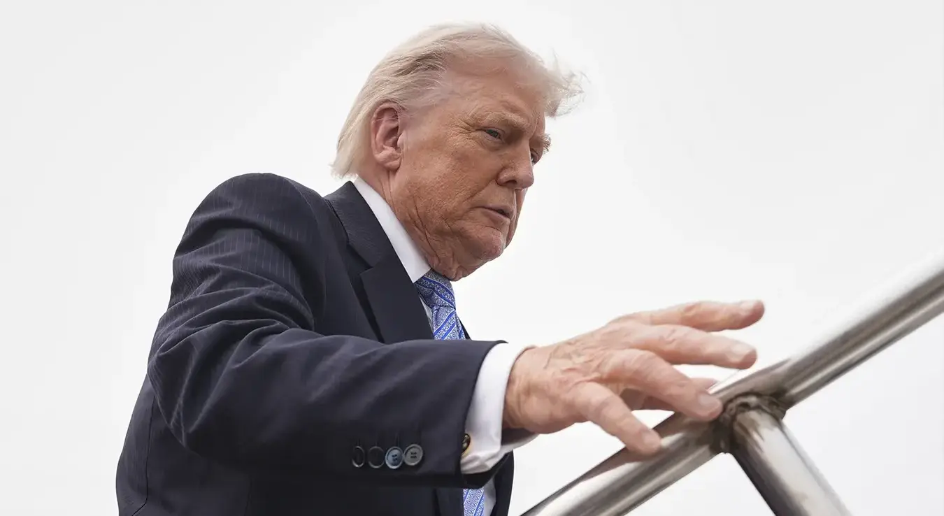 Предсједник САД-а Доналд Трамп улази у авион Ер Форс Уан, у петак, 15. маја 2026. године, на Међународном аеродрому Пекинг Капитал у Пекингу.