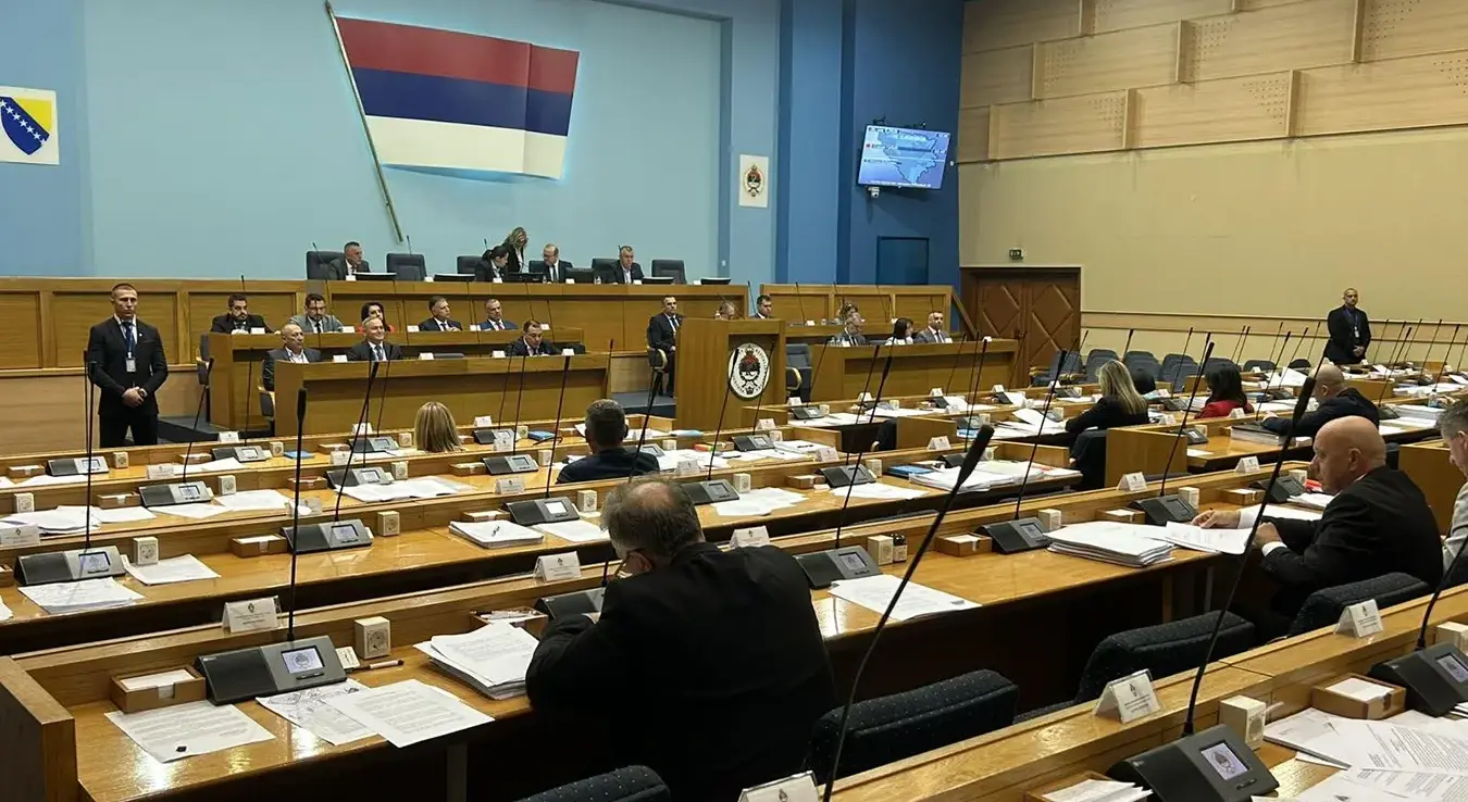 Сједница Народне скупштине Републике Српске настављена је данас у Бањалуци расправом о информацији Одбора за ревизију Народне скупштине са тематске сједнице о извјештају ревизије учинка "Превенција вршњачког насиља у Републици Српској".