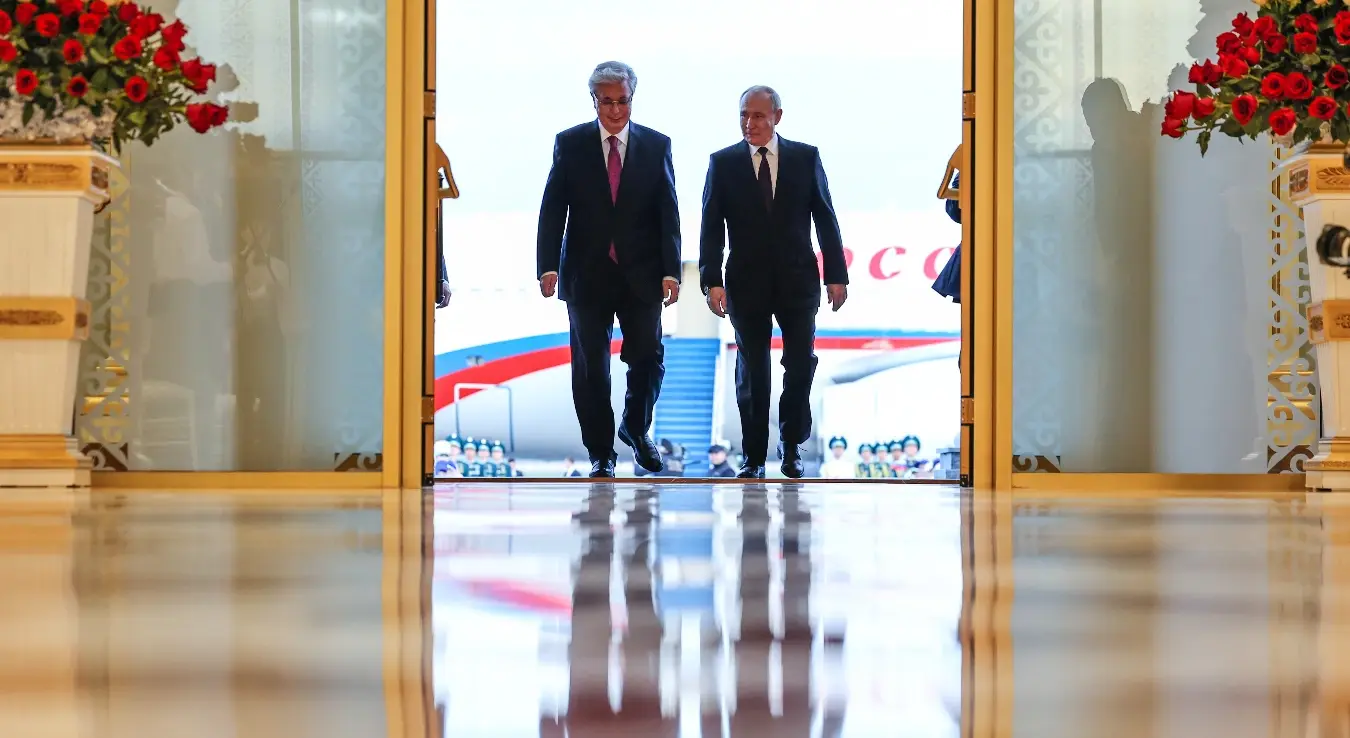 Руски предсједник Владимир Путин, десно, и предсједник Казахстана Касим-Жомарт Токајев улазе у салу током званичне церемоније добродошлице на Међународном аеродрому у близини Астане, Казахстан, у среду, 27. маја 2026.