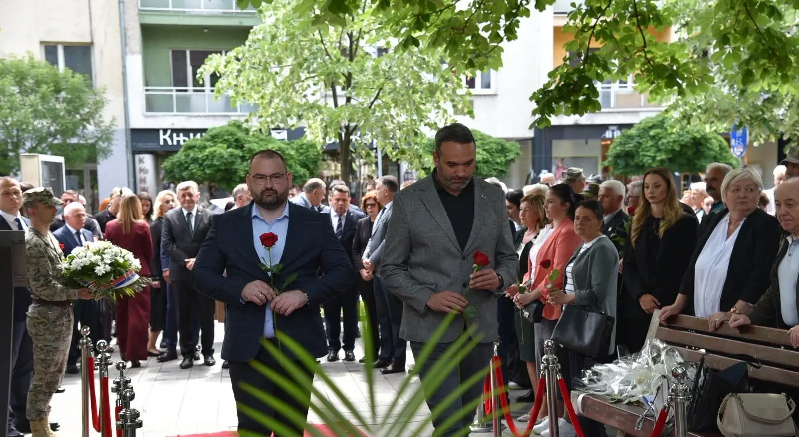 Полагање вијенаца 12 беба