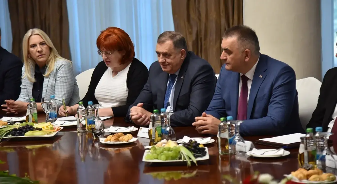 Лидер СНСД-а Милорад Додик је разговарао са генералом Мајклом Флином и другим учесницима Првог европског самита о економији и безбједности одржаном у Бањалуци у организацији Голд института.
