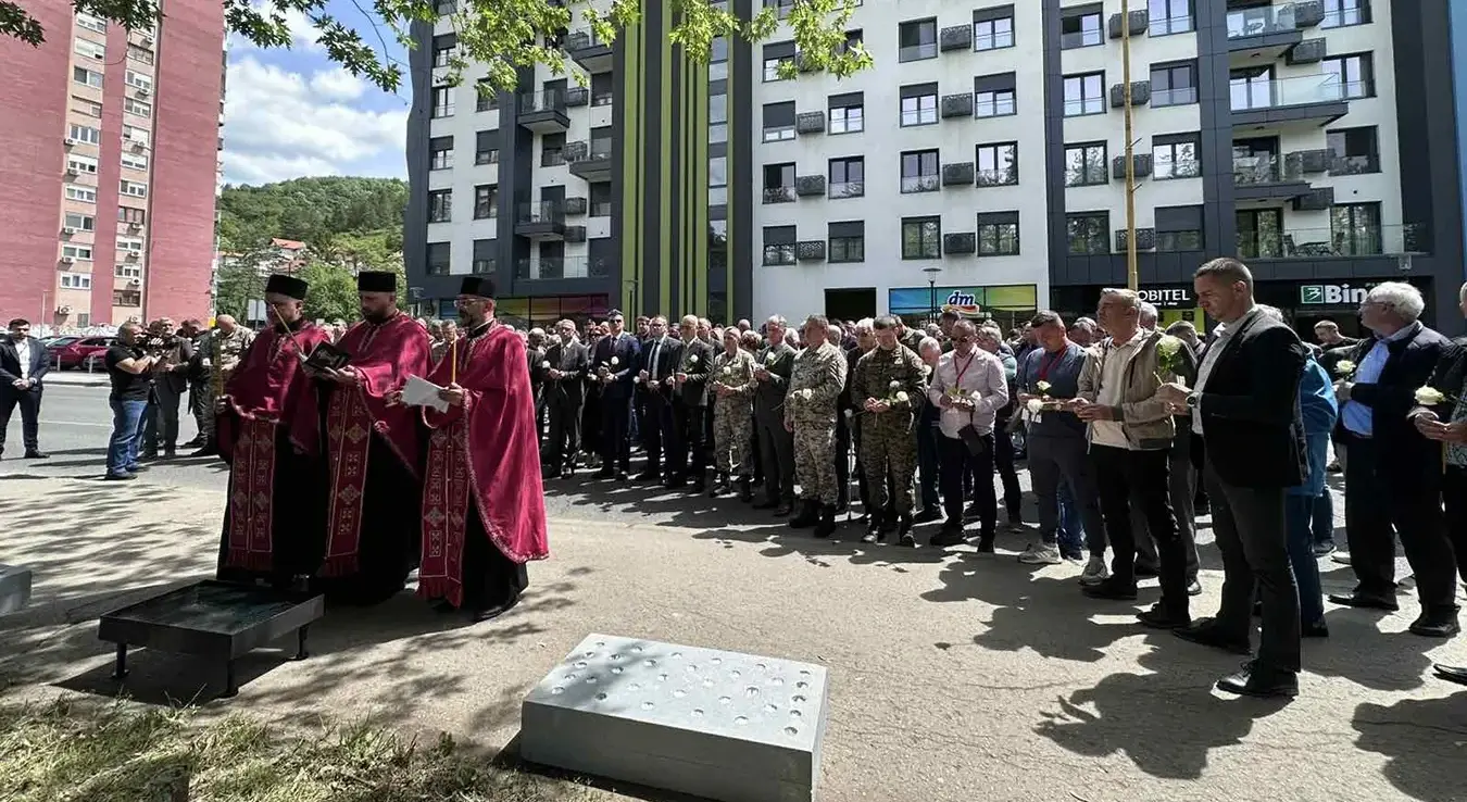 На Брчанској малти одржава се помен за 54 мучки убијена припадника ЈНА у нападу муслиманских паравојних снага док се војска према ранијем договору мирно повлачила из тузланске касарне.