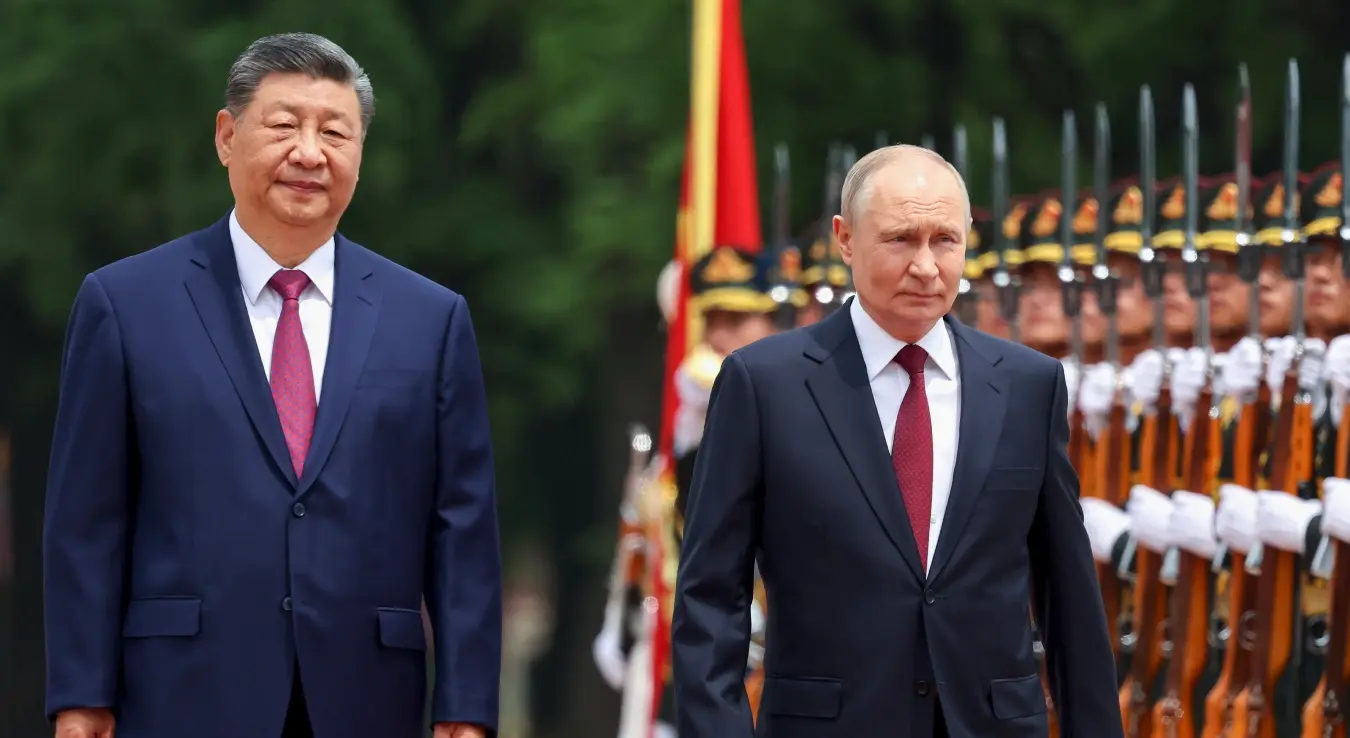 Руски председник Владимир Путин, десно, и кинески председник Си Ђинпинг врше смотру почасне гарде током церемоније добродошлице у Великој сали народа у Пекингу у среду, 20. маја 2026. године.