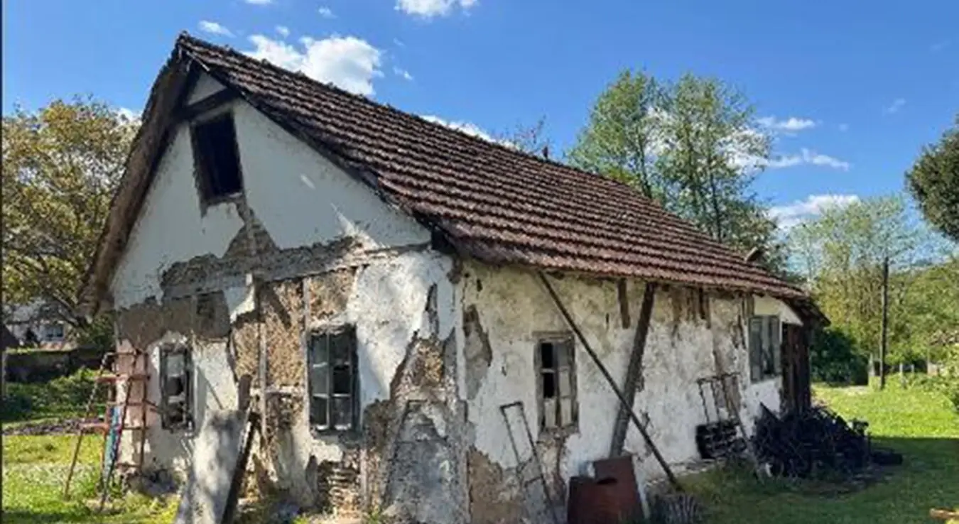Стара трошна кућа