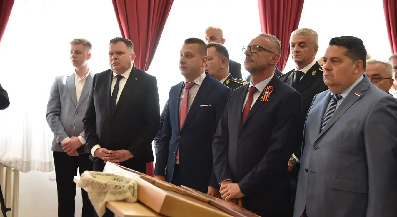 У касарни "Козара" у Бањалуци служен је парастос за погинуле борце и цивиле у Одбрамбено-отаџбинском рату поводом обиљежавања Дана Војске Републике Српске (ВРС) и Трећег пјешадијског Република Српска пука.