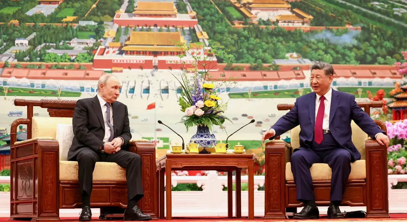 Руски предсједник Владимир Путин, лијево, и кинески предсједник Си Ђинпинг присуствују церемонији чаја у Великој сали народа у Пекингу, Кина, у среду, 20. маја 2026.