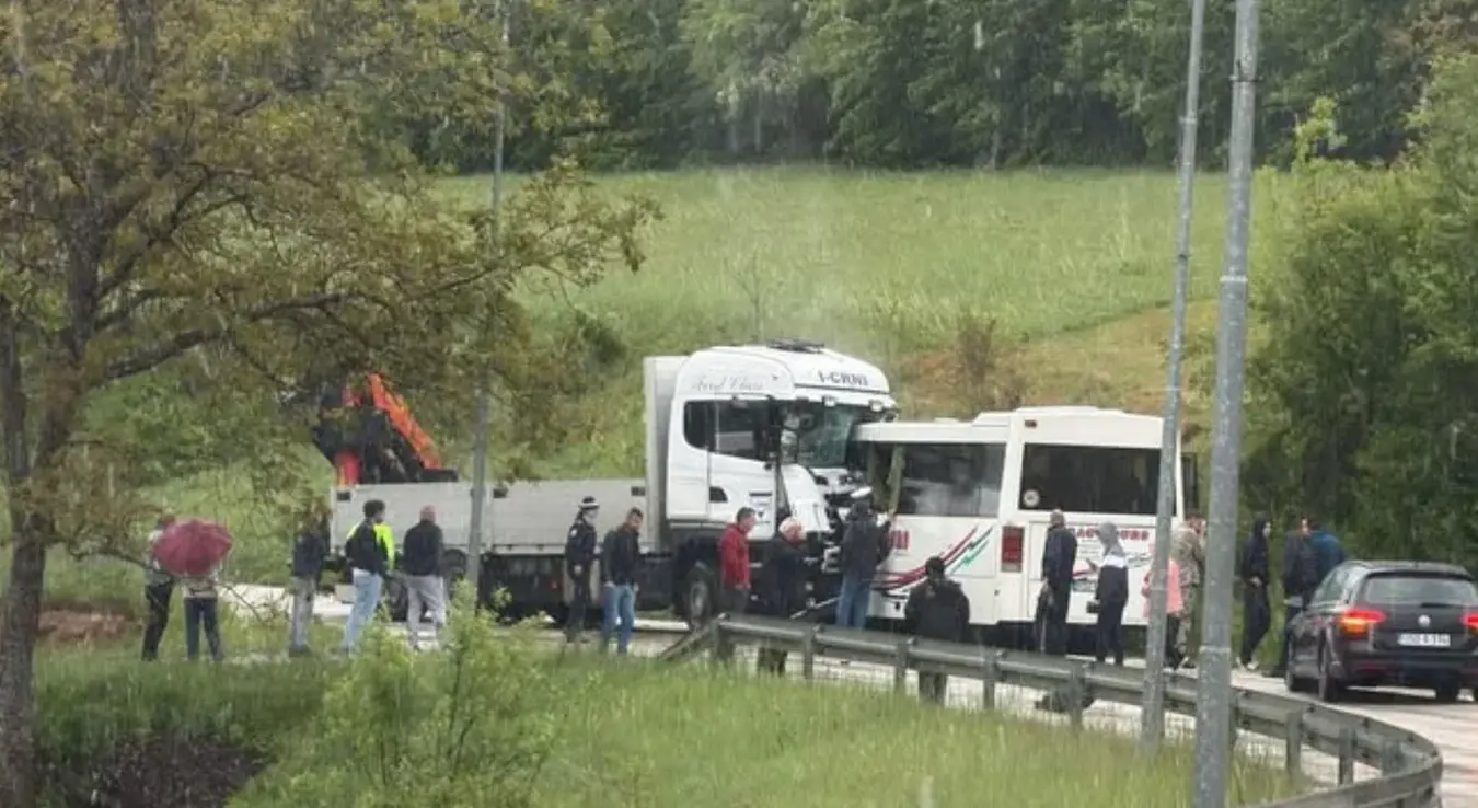 Жесток судар аутобуса и камиона у Мркоњић Граду, једна особа погинула