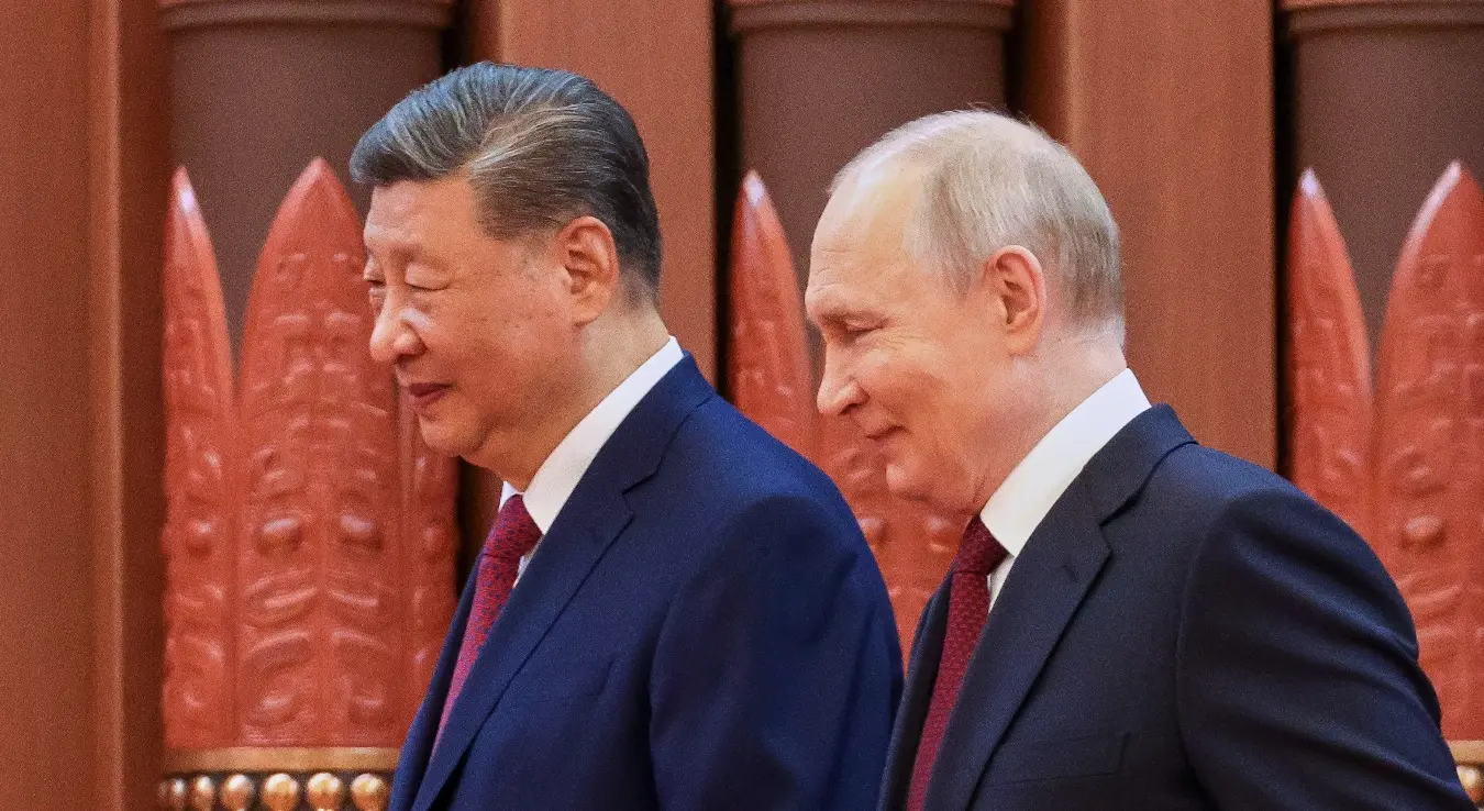 Руски предсједник Владимир Путин, десно, и кинески предсједник Си Ђинпинг ходају ка разговорима у Великој сали народа у Пекингу у сриједу, 20. маја 2026. године.