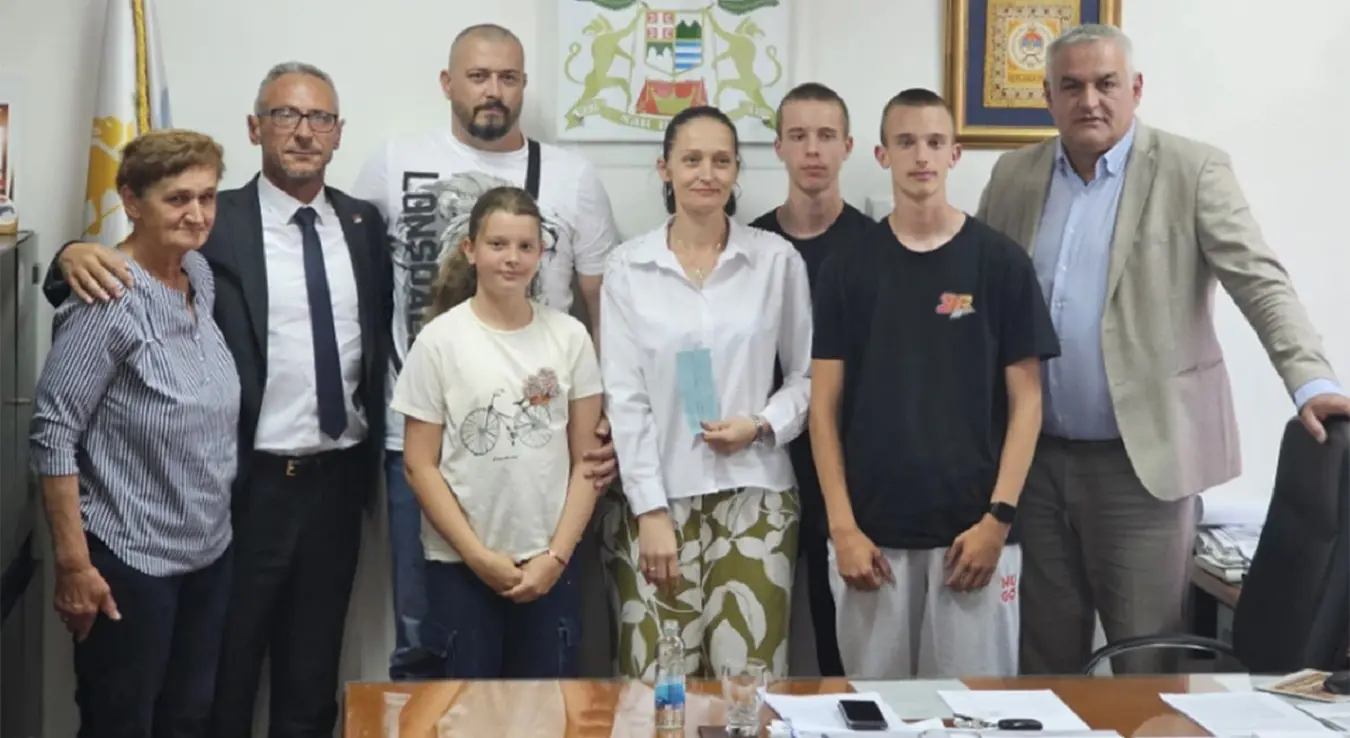 Шесточланој породици погинулог борца уручени кључеви стана