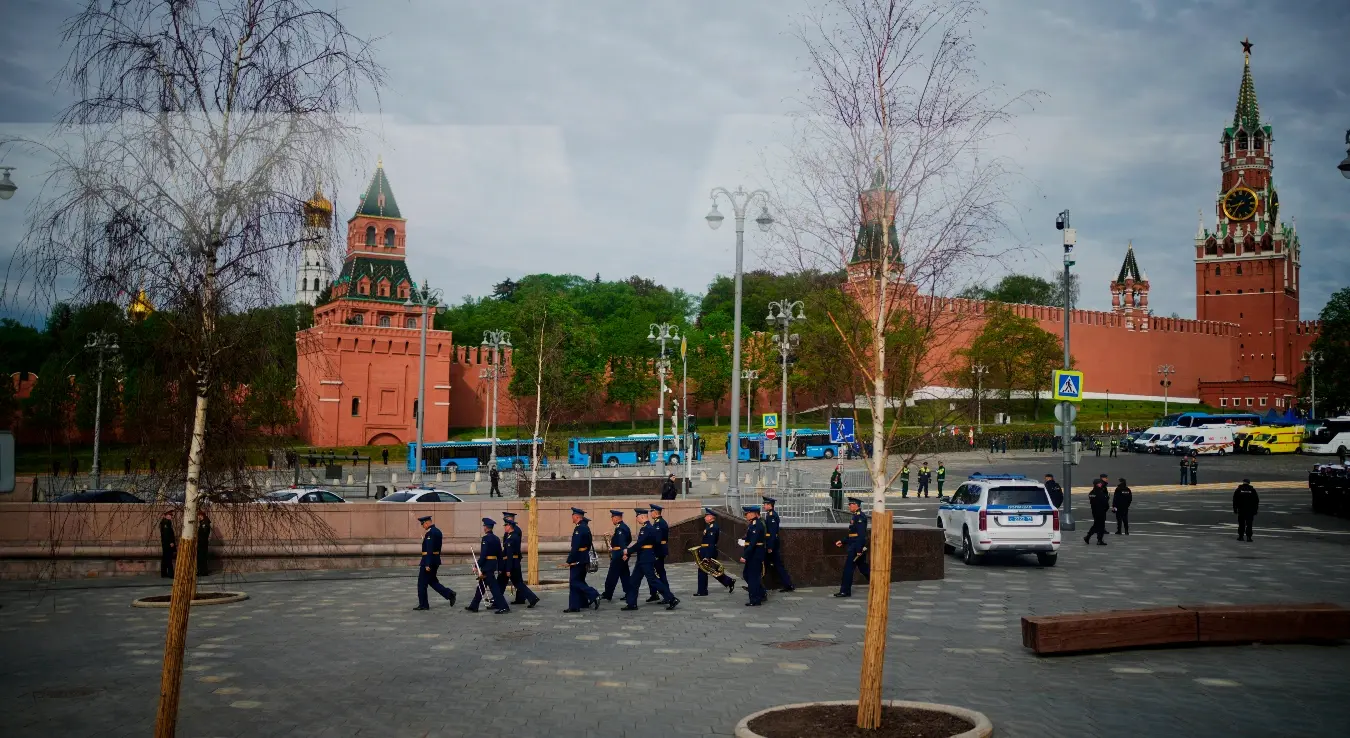 Руски војници шетају прије војне параде поводом Дана побједе у Москви, у суботу, 9. маја 2026. године, током прославе 81. годишњице побједе Совјетског Савеза над нацистичком Њемачком у Другом свјетском рату.