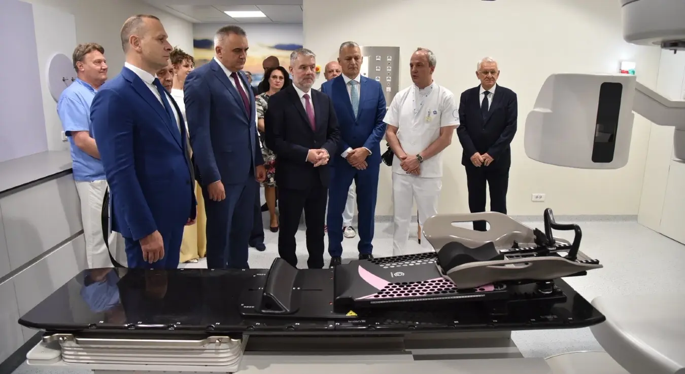 У Универзитетском клиничком центру Републике Српске пуштен је у рад трећи линеарнии акцелератор и Бравос система за брахитерапију у Центру за радиотерапију Бањалука.