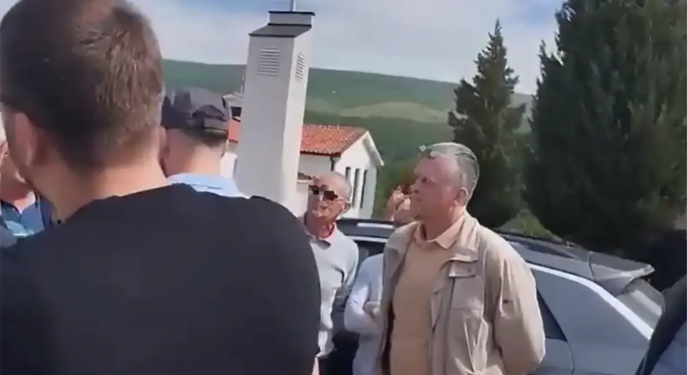 Спријечили свештеника да уђе на гробље