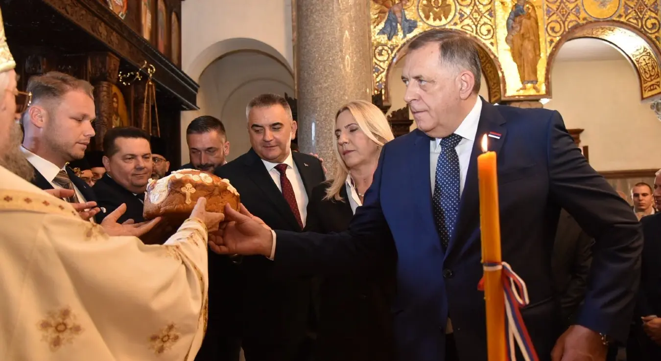 Највиши званичници Републике Српске присуствују Светој архијерејској литургији у бањалучком Храму Христа Спаситеља поводом крсне славе града Бањалука – Спасовдана.