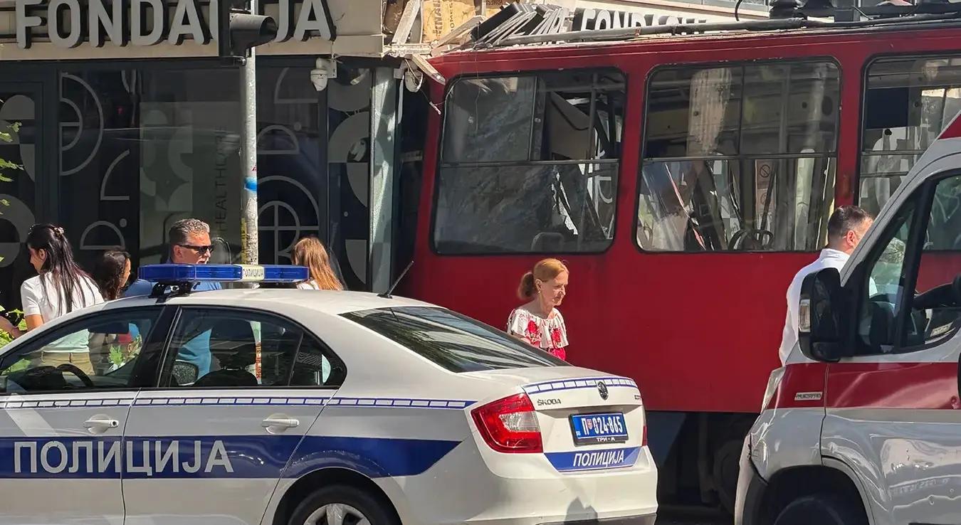 На углу улица Цара Душана и Книћанинове јутрос око 9.30 сати трамвај је излетио из шина и ударио у излог, при чему је повријеђено неколико особа. Пет екипа Хитне помоћи превози и збрињава повређене.