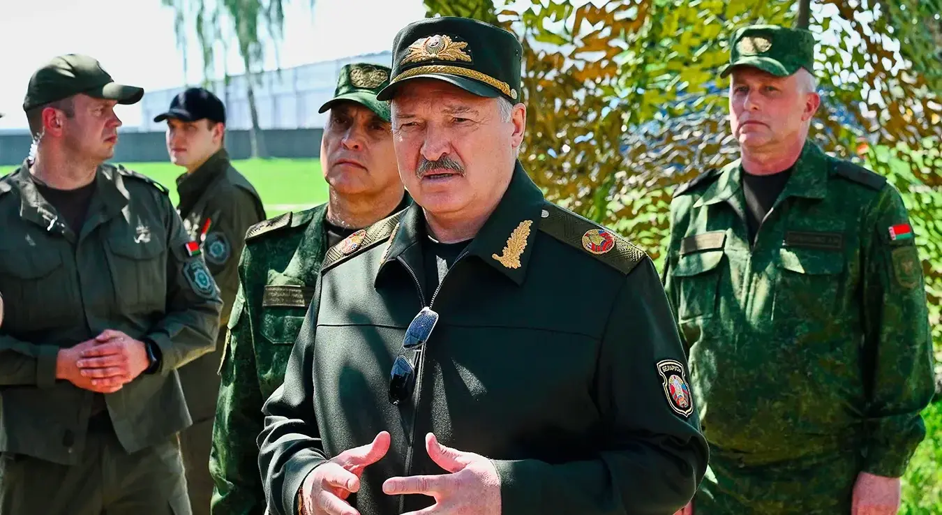 Бјелоруски председник Александар Лукашенко говори официрима како присуствује заједничким нуклеарним вјежбама које одржавају руске и бјелоруске оружане снаге у Асиповичком округу Белорусије, четвртак, 21. мај 2026.