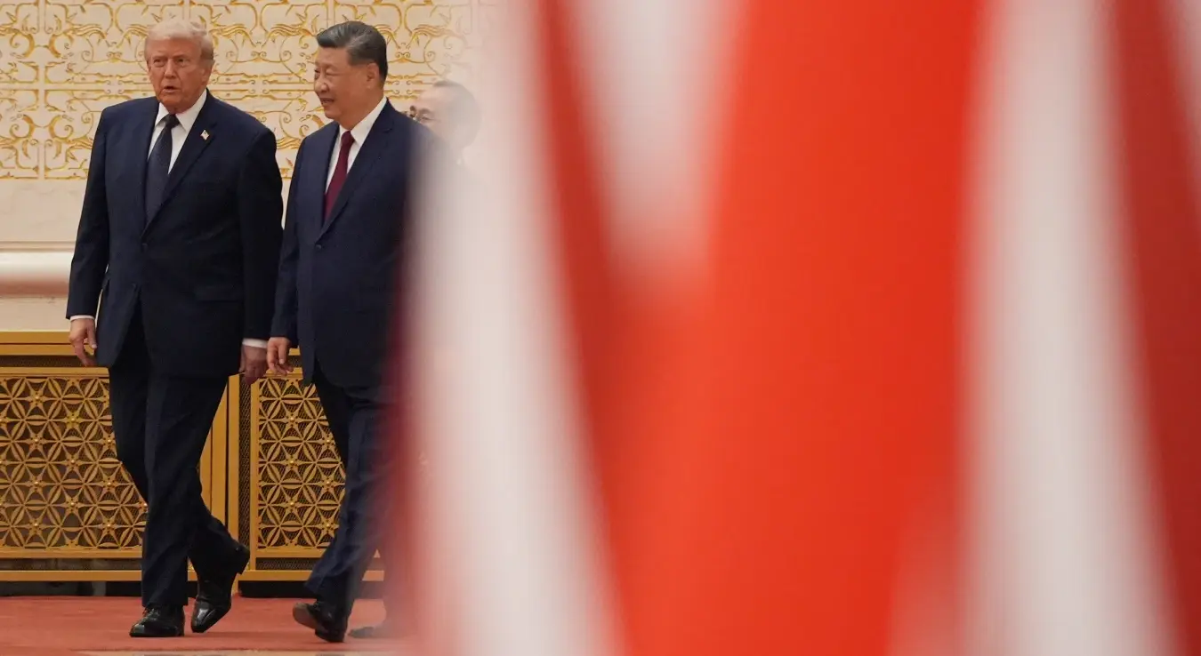 Предсједник Доналд Трамп, лијево, и кинески председник Си Ђинпинг стижу током државне вечере у Велику народну салу у четвртак, 14. маја 2026. године, у Пекингу.