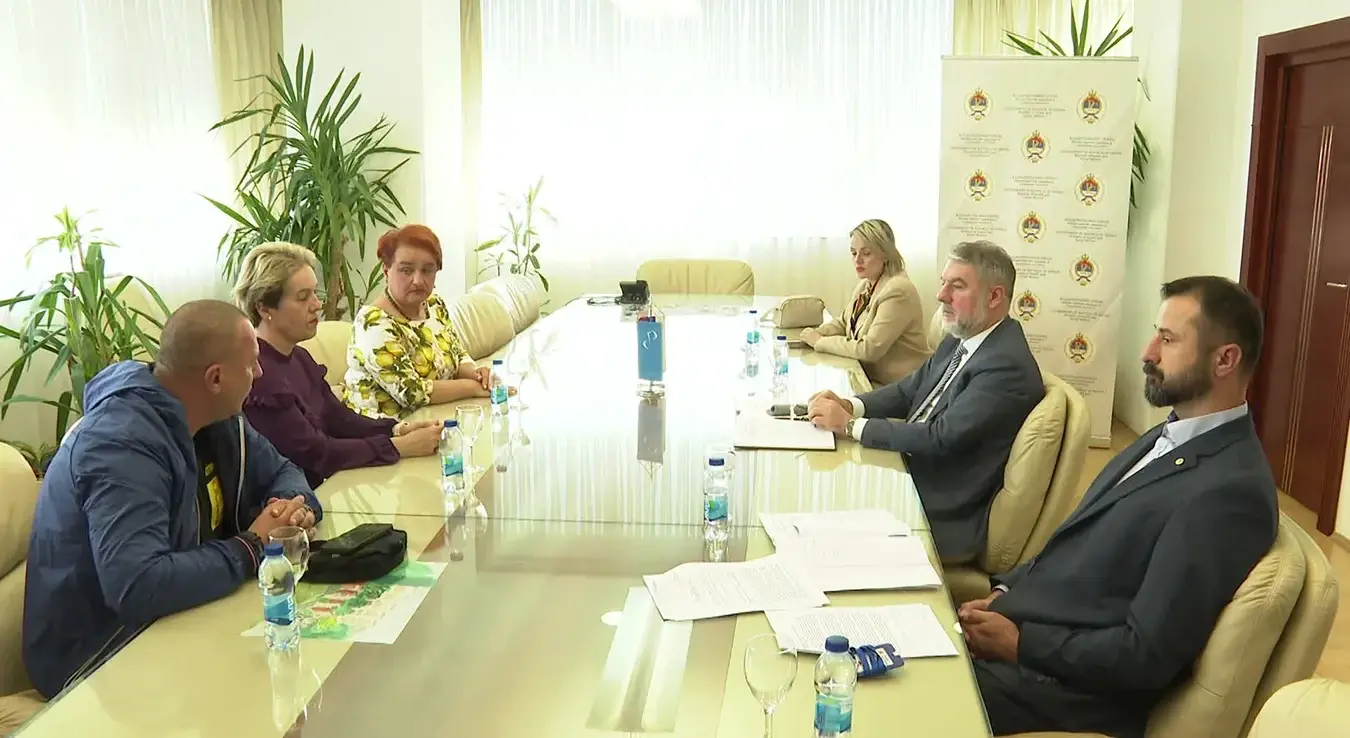 Ален Шеранић на састанку на којем је одлучено да родитељи-његоватељи задржавају право на накнаду и након што дијете са потешкоћама у развоју наврши 30 година.
