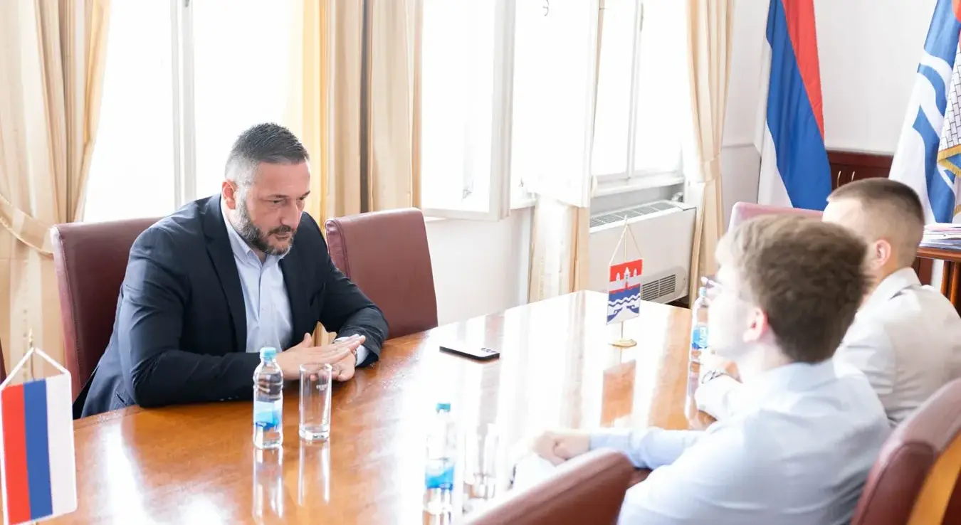 Одржан састанак између предсједника Савеза средњошколаца Стефана Раковића, предсједника Скупштине Савеза Андреја Средића и предсједника Скупштине града Бања Лука Љубе Нинковића.