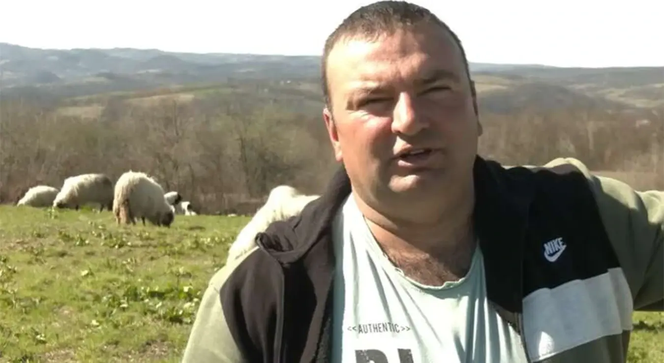 Драган Вукелић самохрани отац из села Перван код Бањалуке од овчарства школује дјецу и чува огњиште