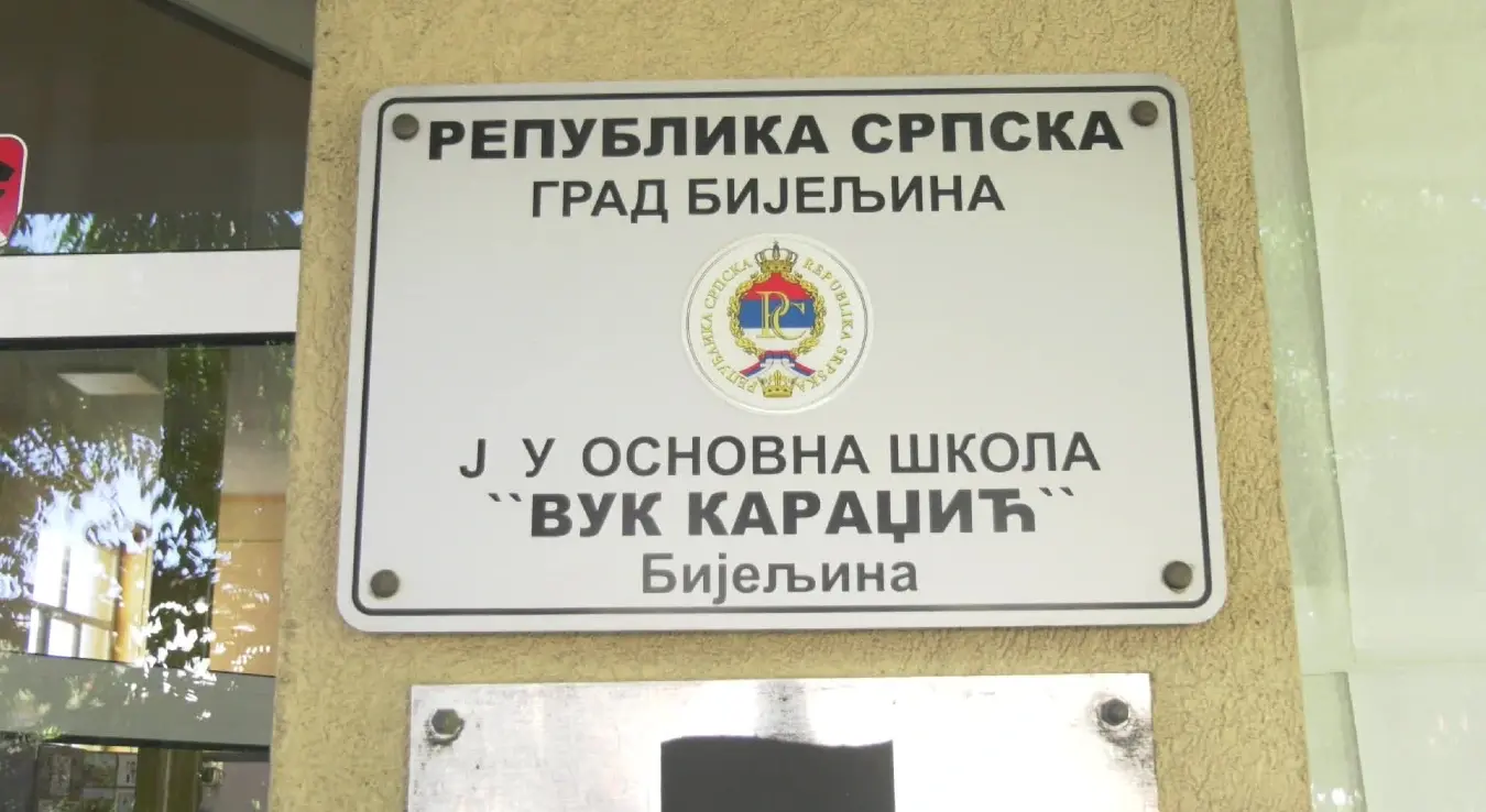 Табла ОШ "Вук Караџић", Бијељина