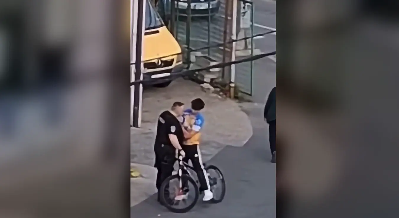 Полицајци из Тузле под истрагом након снимка у којем један од њих удара малољетника