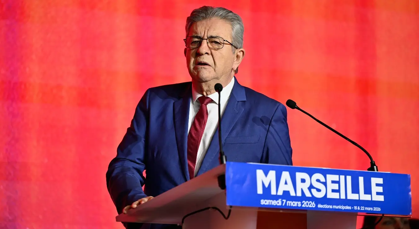 Лидер француске крајње левице Жан-Лик Меланшон говори током предизборног састанка за градоначелника како би подржао Себастијана Делогуа, кандидата француске крајње љевичарске странке Непокорна Француска (ЛФИ) за изборе за градоначелника Марсеја, у Марсеју, на југу Француске, у суботу, 7. марта 2026.