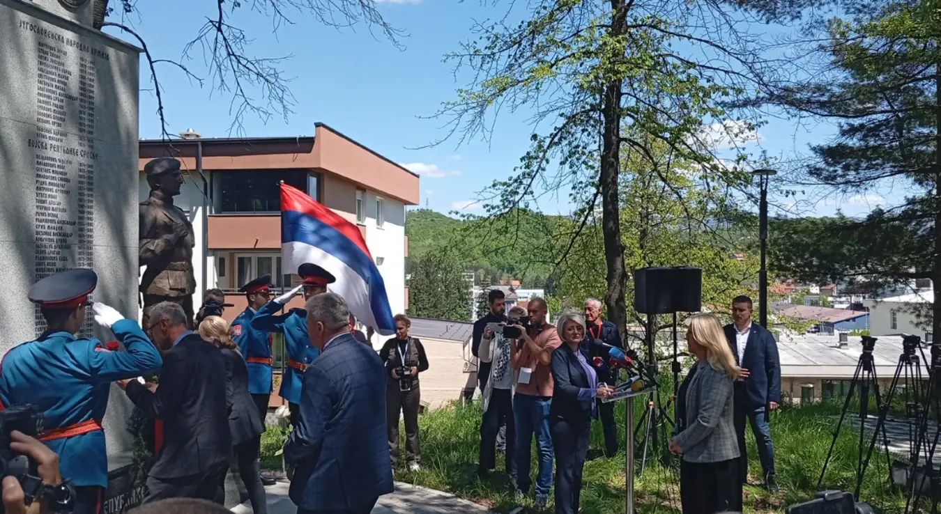 Радан Министар рада и борачко-инвалидске заштите Републике Српске Радан Остојић изјавио је да је данас лакше било отићи у Техеран него у Сарајеву одати пошту убијеним припадницима ЈНА у Добровољачкој улици јер је Србе који су стигли морао да обезбјеђује велики број полиције.