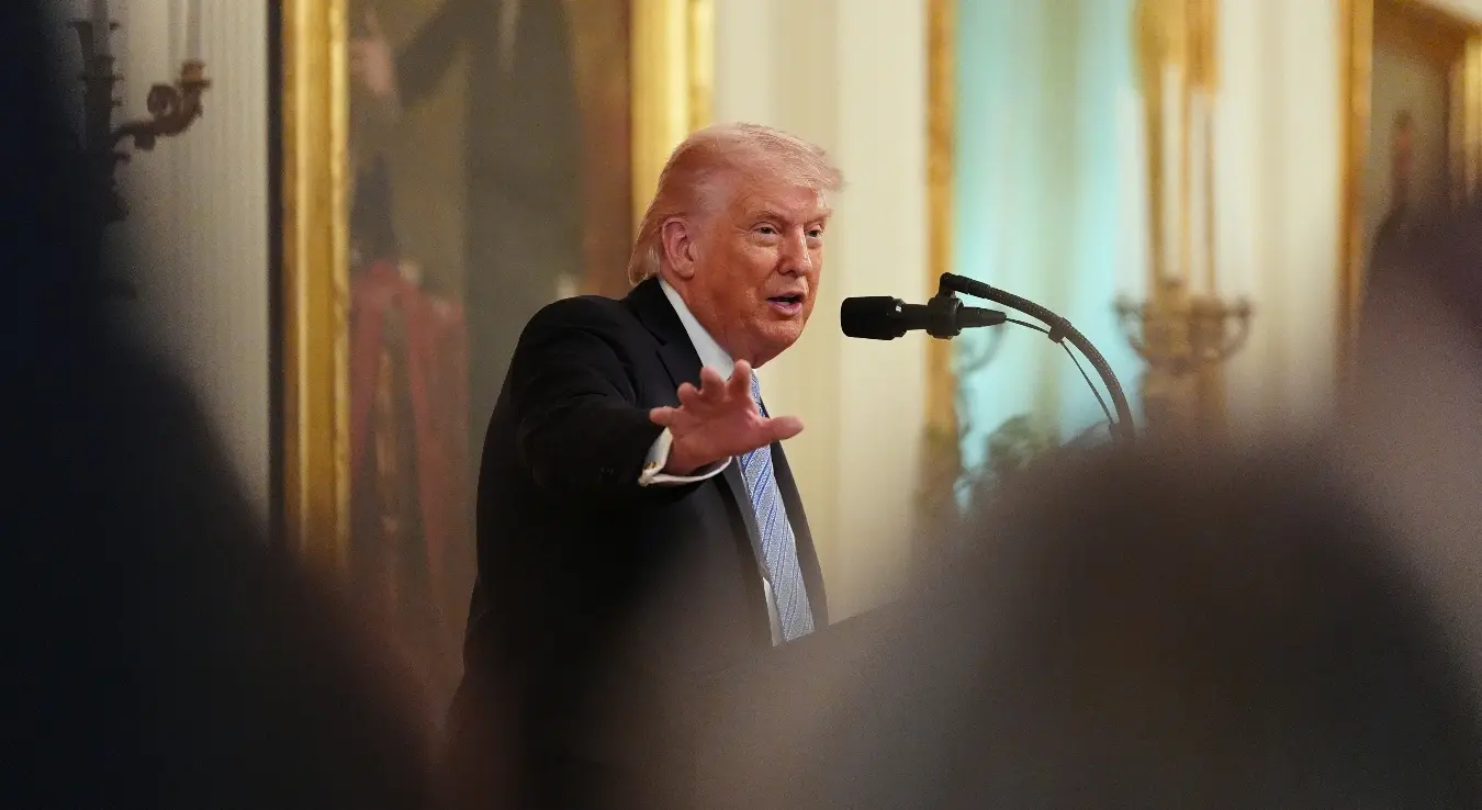Предсједник Доналд Трамп говори током догађаја са власницима малих предузећа, у понедјељак, 4. маја 2026. године, у Источној соби Беле куће у Вашингтону