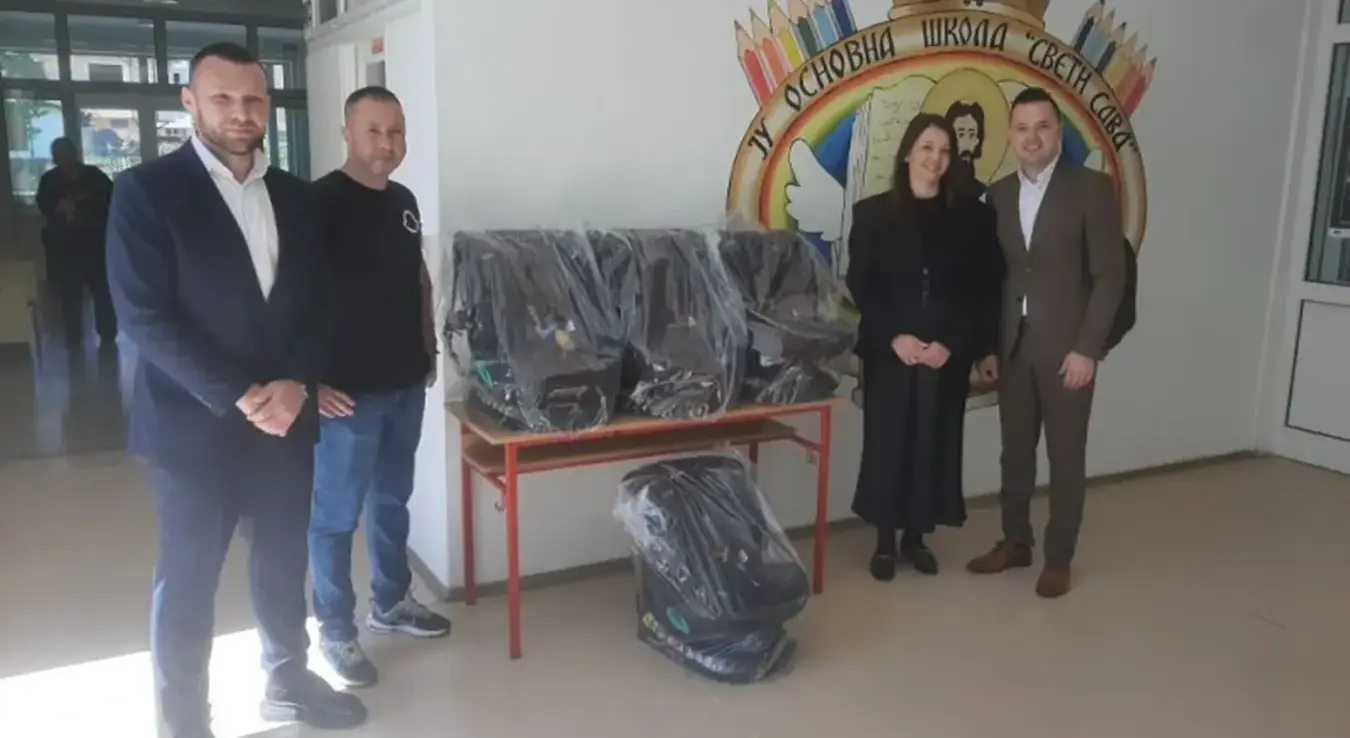 У оквиру републичке акције "Лако је појас везати", Агенција за безбједност саобраћаја Републике Српске у сарадњи са градском управом у Фочи, поклонила је данас фочанском Удружењу вишечланих породица "Опстанак" четири аутосједалице и за првачиће Основне школе "Свети Сава" одржала предавање о правилима саобраћаја.