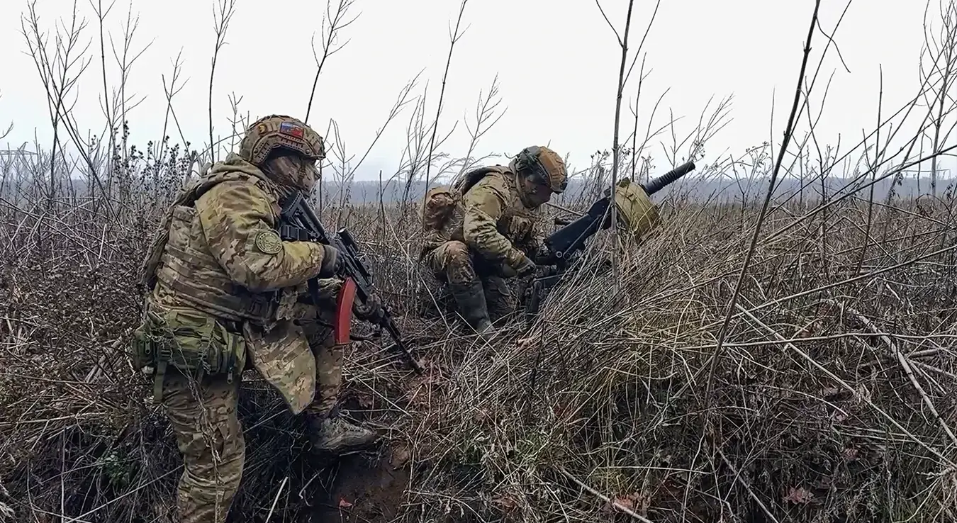 Руски војници се спремају да испале бацач граната према украјинским положајима на неоткривеној локацији у Украјини.