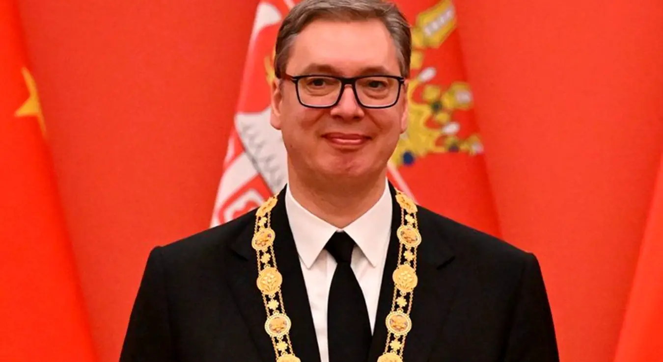 Peking, 25. maja 2026.- Predsednik Kine Si Đinping odlikovao je danas u Pekingu predsednika Srbije Aleksandra Vučića Ordenom prijateljstva, koji predstavlja najviše državno odlikovanje Narodne Republike Kine za strane državljane.Predsednik Si je na ceremoniji rekao da je Vučić dugo posvećen prijateljstvu između Kine i Srbije snažno podstičući razvoj odnosa između dve zemlje i da je aktivni tvorac i čvrsti branilac sveobuhvatnog strateškog partnerstva između dve zemlje.