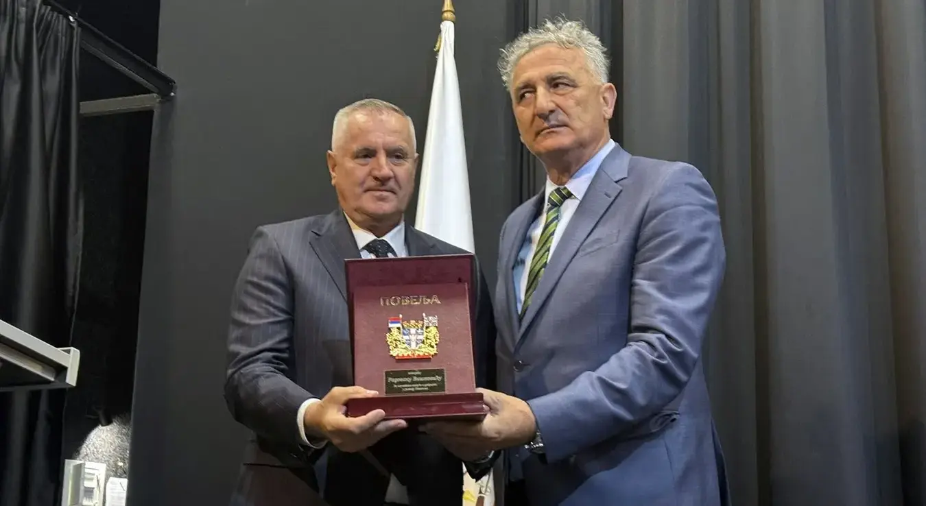 На свечаној сједници невесињске Скупштине поводом славе општине - Спасовдана данас су уручена општинска признања и захвалнице, а највише признање, Повеља општине в.д. директора "Аутопутева Републике Српске" Радовану Вишковићу, за изузетан допринос развоју инфраструктуре и унапређењу квалитета живота становника Невесиња током мандата предсједника Владе Српске.